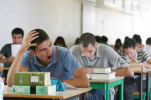 Studente annoiato durante l'esame di maturità