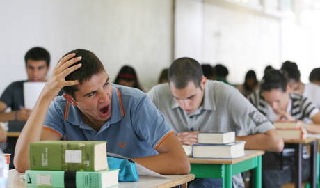 Studente annoiato durante l'esame di maturità