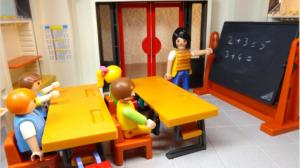 Maestra Playmobil spiega a una classe di playmobile