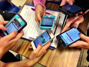 ragazzi con smartphone in classe