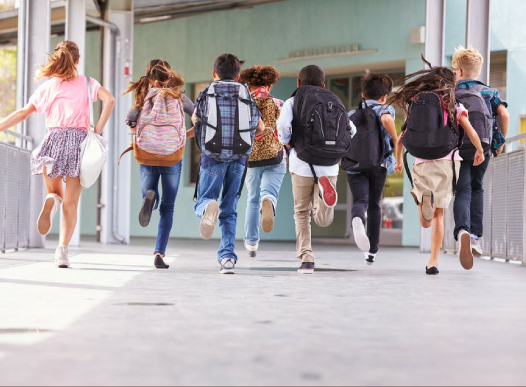 Studenti corrono verso la scuola